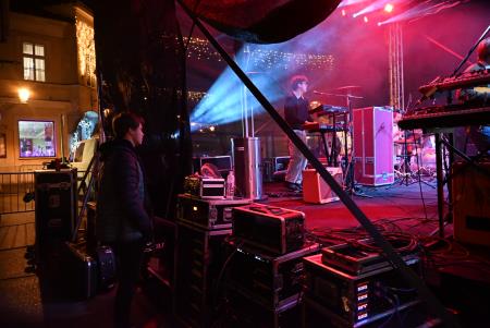 Včeraj je prvi koncert Pravljičnega Kamnik privabil število obiskovalcev (54)